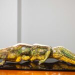 Escultura del caimán llanero de Giovanni Zitro compuesta por dos cuerpos en diálogo simbólico y forma orgánica.